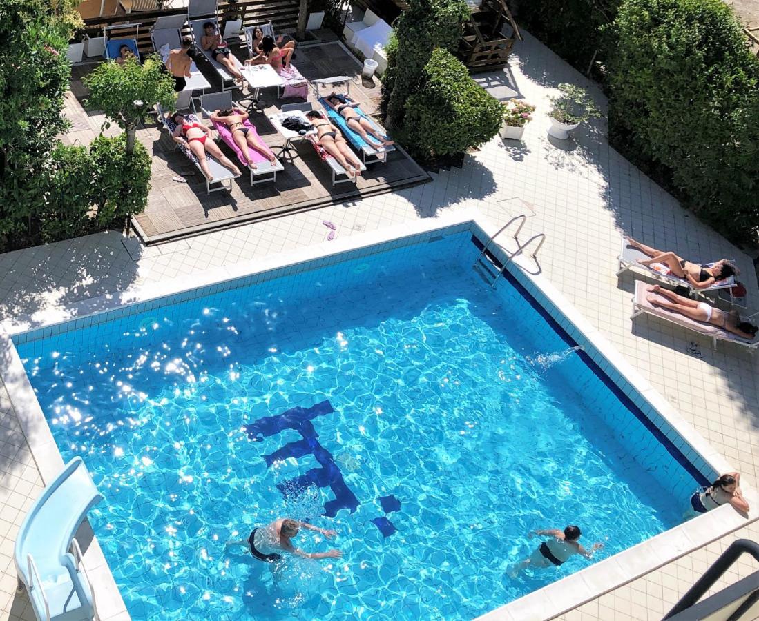 Hotel Marzia Con Piscina Ричоне Екстериор снимка