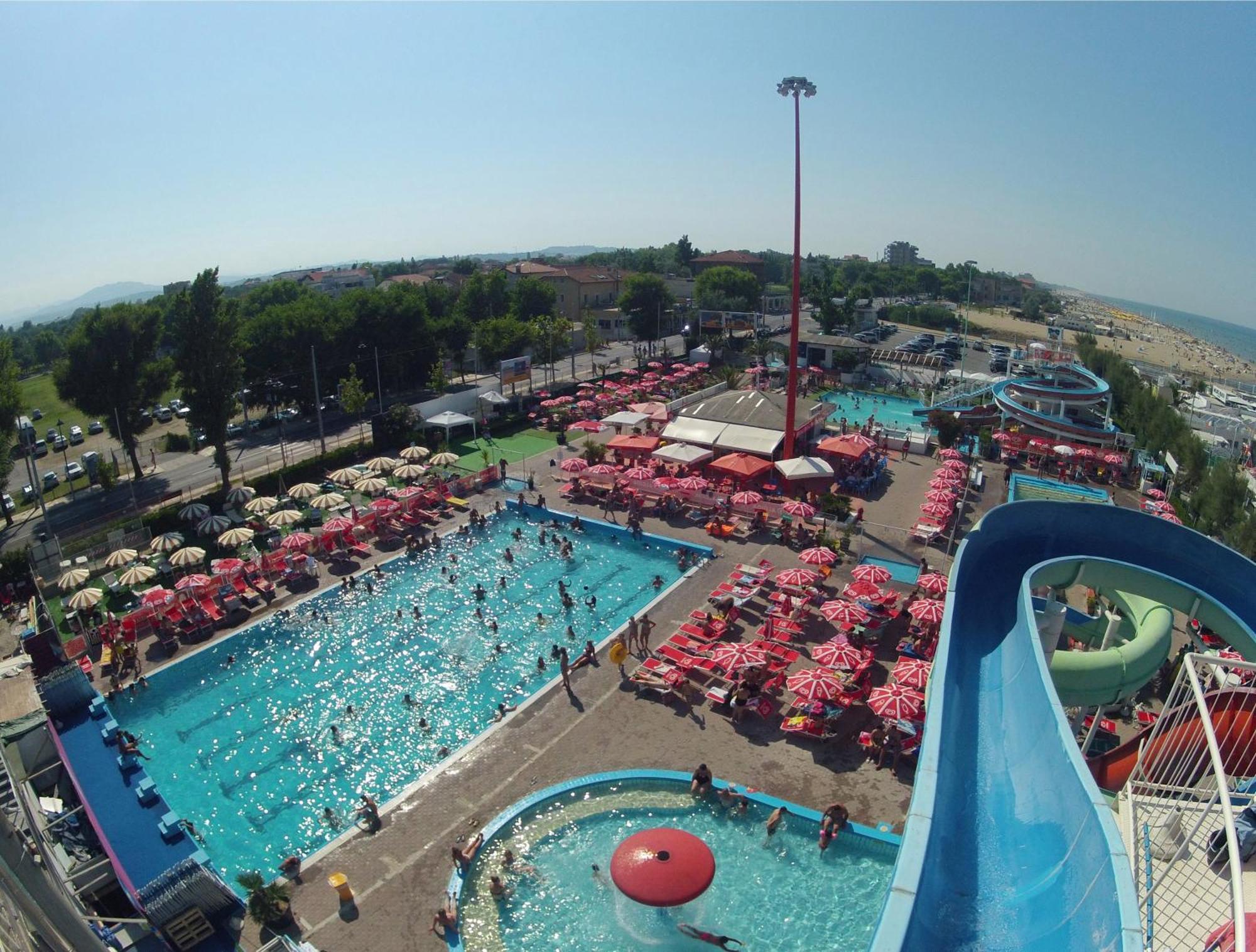 Hotel Marzia Con Piscina Ричоне Екстериор снимка