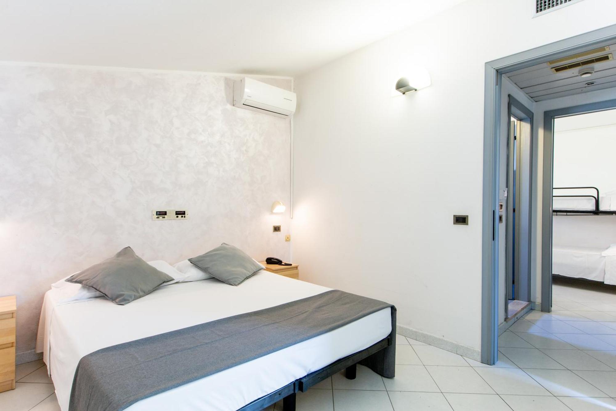 Hotel Marzia Con Piscina Ричоне Екстериор снимка