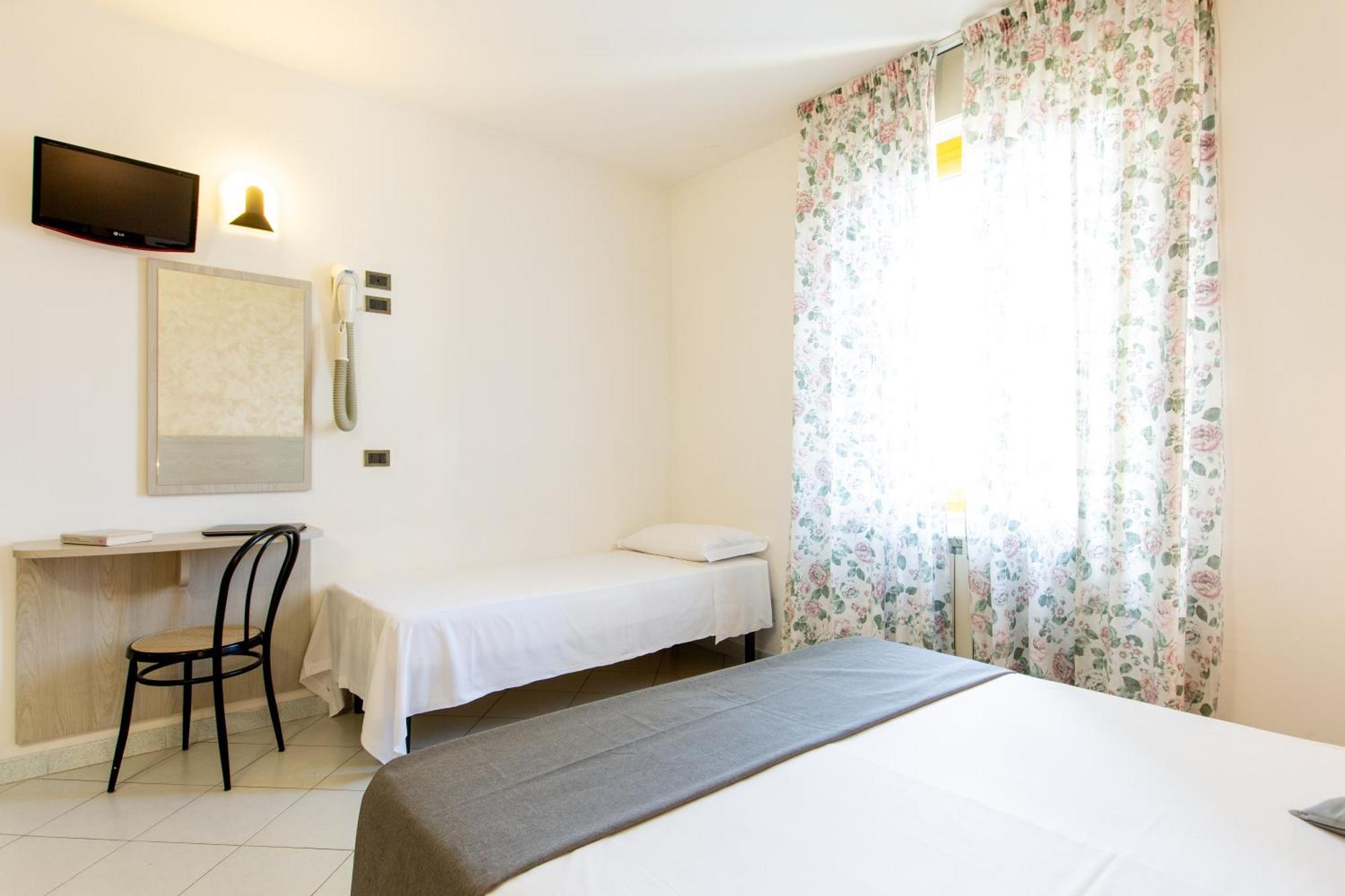 Hotel Marzia Con Piscina Ричоне Екстериор снимка