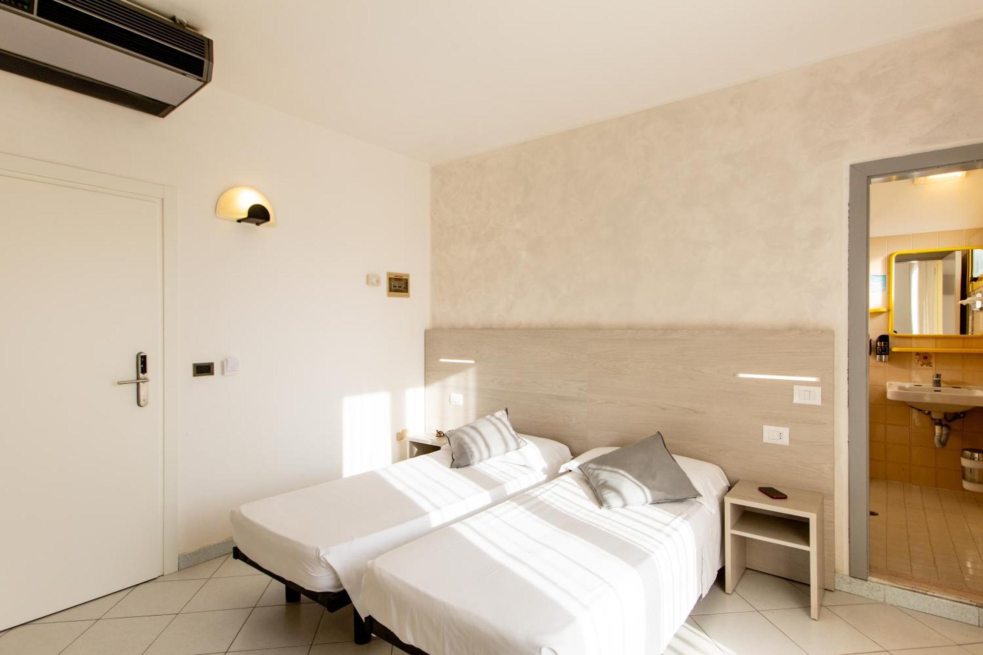 Hotel Marzia Con Piscina Ричоне Екстериор снимка