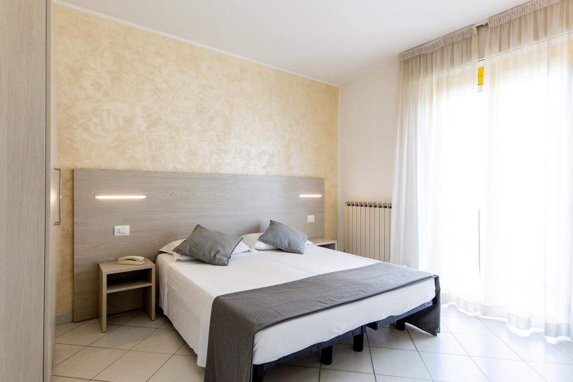 Hotel Marzia Con Piscina Ричоне Екстериор снимка