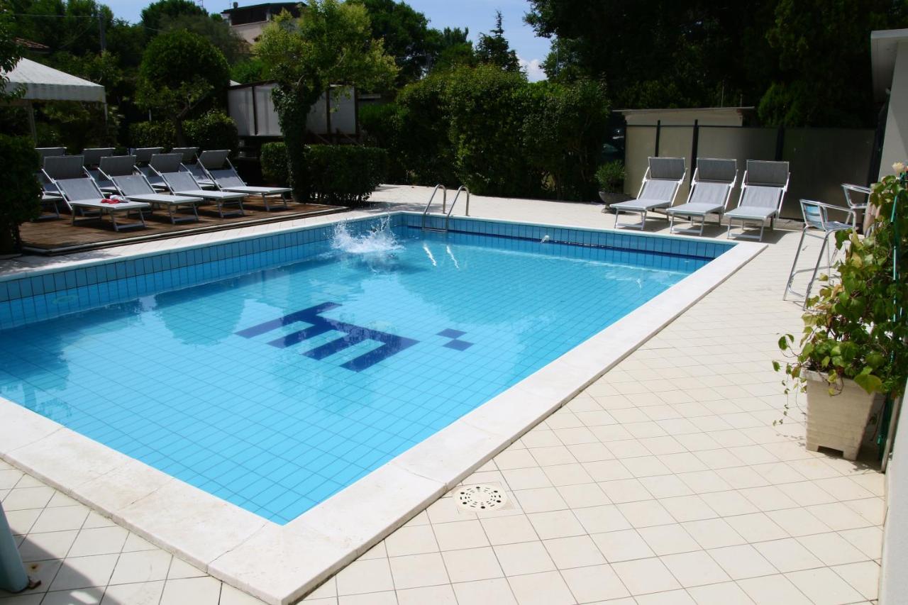 Hotel Marzia Con Piscina Ричоне Екстериор снимка