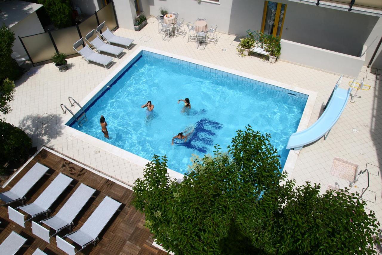 Hotel Marzia Con Piscina Ричоне Екстериор снимка