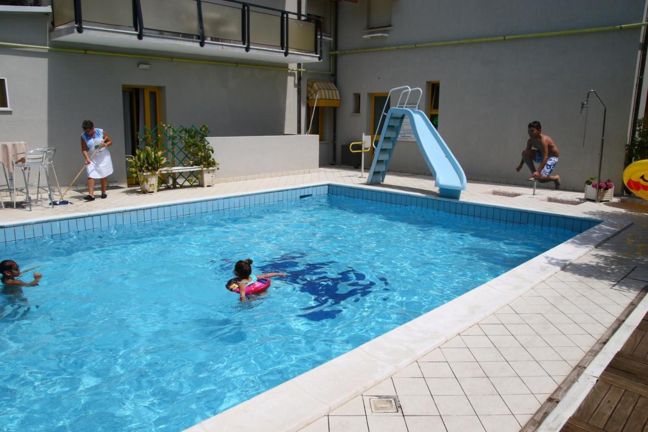 Hotel Marzia Con Piscina Ричоне Екстериор снимка