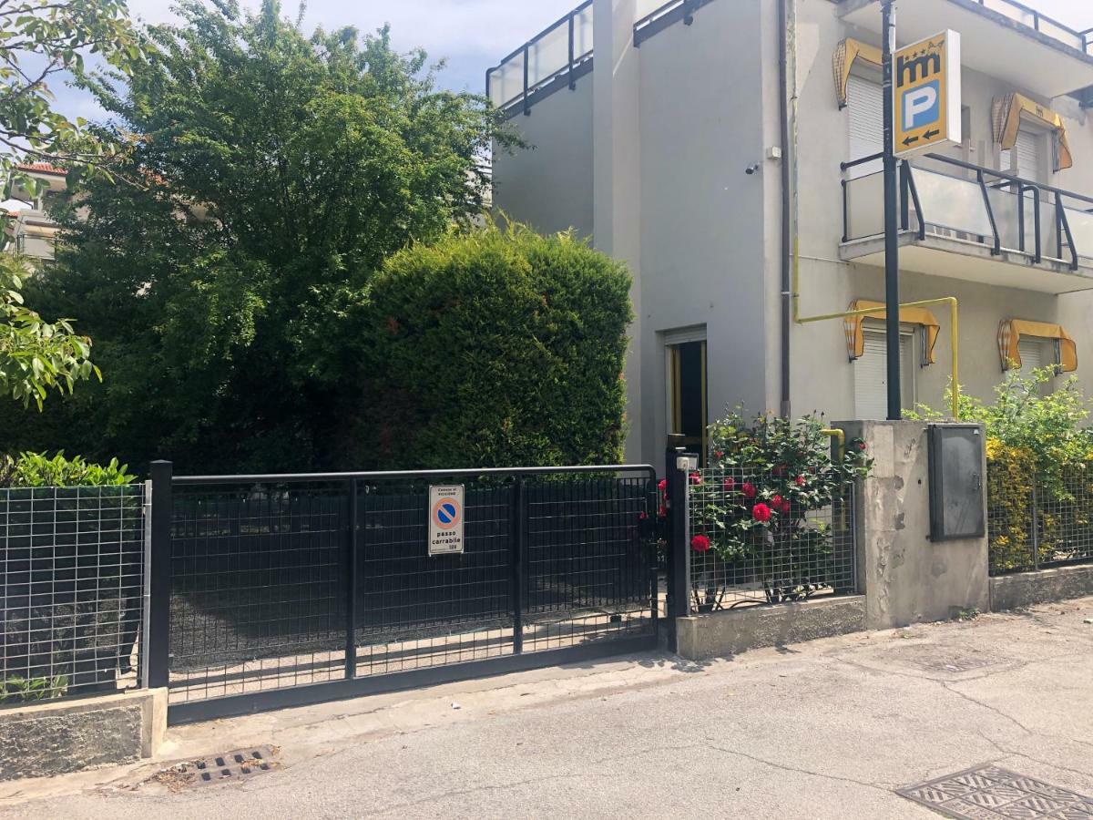Hotel Marzia Con Piscina Ричоне Екстериор снимка