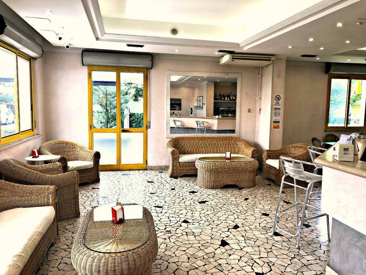 Hotel Marzia Con Piscina Ричоне Екстериор снимка