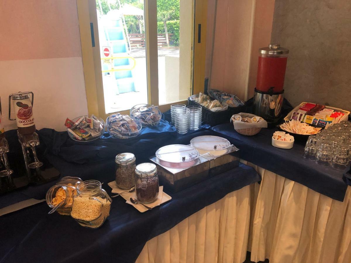 Hotel Marzia Con Piscina Ричоне Екстериор снимка